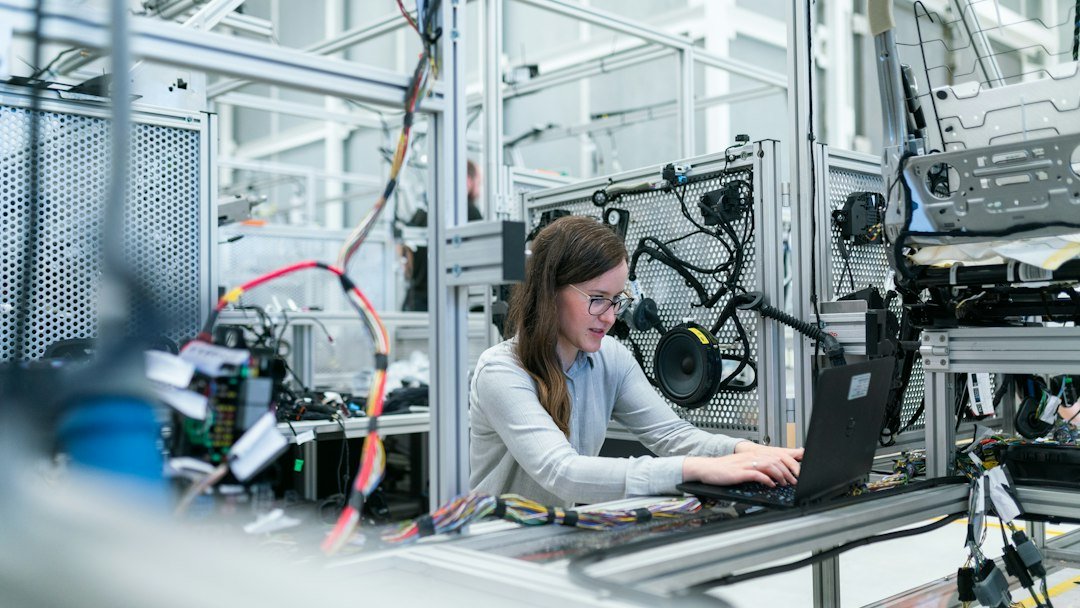 Transformasi Industri 4.0 ke 5.0: Kolaborasi Manusia-Robot (Cobot), Smart Factory, dan IoT