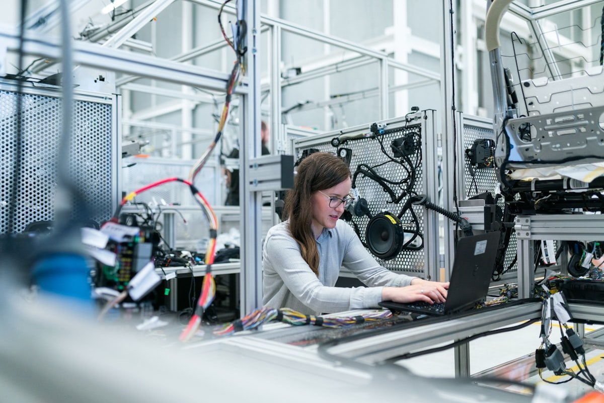 Revolusi Manufaktur Cerdas: Mengintegrasikan Industrial IoT dan Teknologi Digital Twin